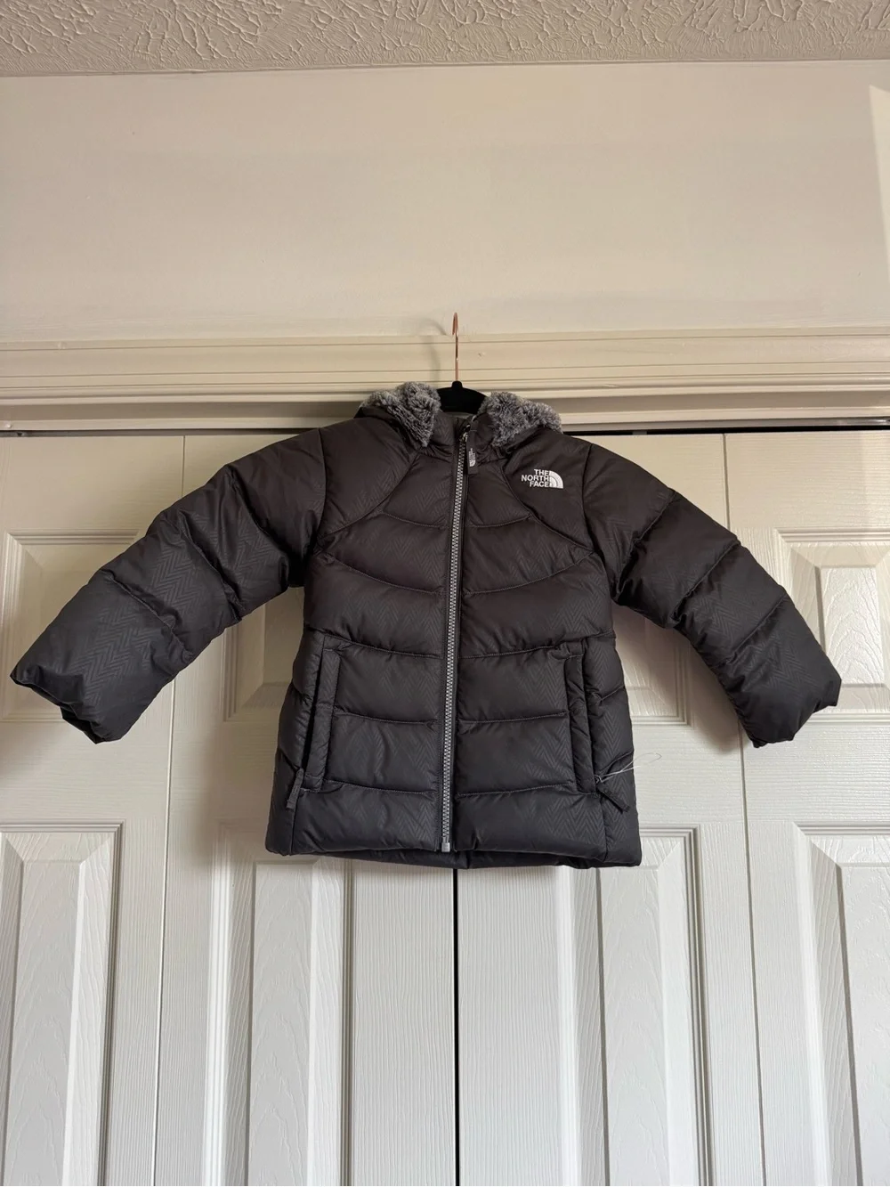 NWOT The North Face Toddler Down Puffer Coat Size 3T Charcoal Chevron